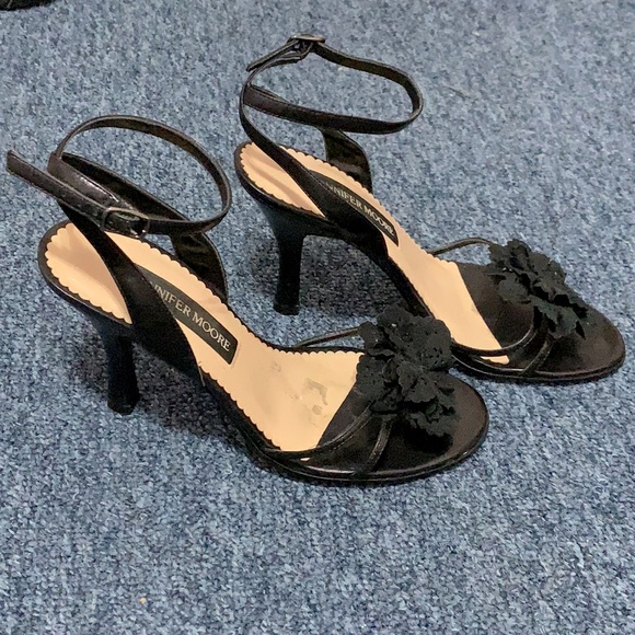 Jennifer Moore Black Heels with Floral Detail s 6 - Picture 2 of 2